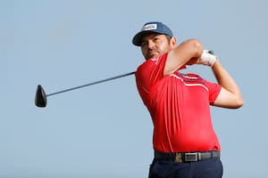 Un hoyo puede cambiar todo en el golf: en el 18 de la tercera rueda del US Open, Louis Oosthuizen logró un águila, su vuelta pasó de sobre par a bajo par y el sudafricano quedó en la cima, compartida, del major que se desarrolla en Torrey Pines.