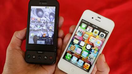 Un HTC Dream junto a un iPhone 4S