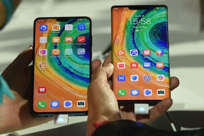Un Huawei Mate 30 y Mate 30 Pro; la pestaña superior almacena los sensores de reconocimiento facial al estilo Face ID