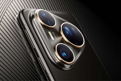 Un Huawei Pura 80 Ultra con doble teleobjetivo