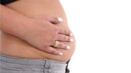Un hueco entre los músculos abdominales de uno a dos dedos después de haber tenido un bebé se considera normal