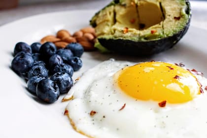 Un huevo de tamaño mediano aporta alrededor de 6 gramos de proteína de alta calidad