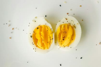 Un huevo grande contiene aproximadamente 6.3 gramos de proteína