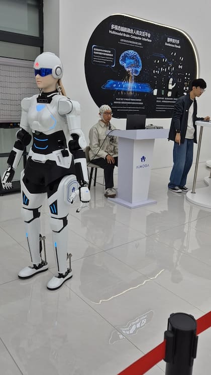 Un humanoide en el centro de desarrollo de robótica AiMoGa