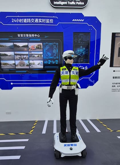 Un humanoide en el centro de desarrollo de robótica AiMoGa