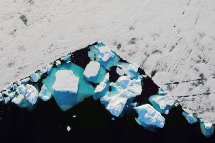 Un iceberg flota en un fiordo cerca de la ciudad de Tasiilaq, Groenlandia