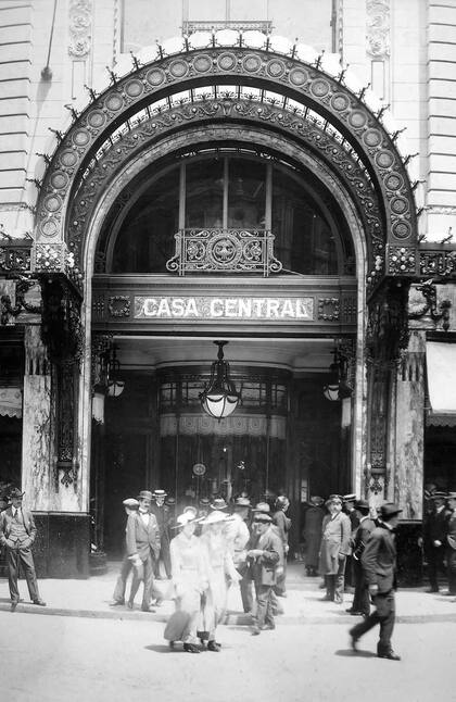 Un ícono aún en pie: la entrada principal de Gath y Chaves hacia 1915.