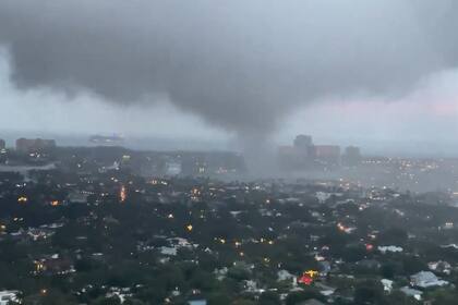 Un impactante tornado tocó suelo en Fort Lauderdale, Florida, y afectó a varios comercios de la zona, como el exclusivo paseo de compras Las Olas