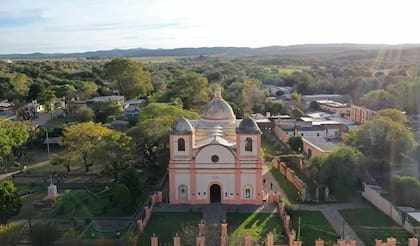 Un imperdible es la iglesia Nuestra Señora del Rosario, que data de 1892 y que conserva un tabernáculo tallado en madera de cedro y decorado con hojas de oro