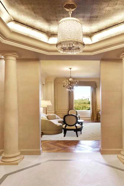 Un hall de entrada con columnas da acceso al departamento 607 del Plaza Condominium Residences