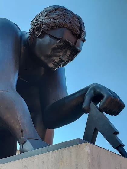 Un imponente Sir Isaac Newton, de Eduardo Paolozzi, en la Biblioteca Británica de Londres
