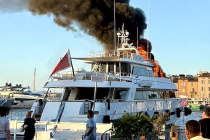 Un imponente yate de 41 metros de eslora, conocido como Sea Lady II, se incendió en la Riviera Francesa y volcó en el exclusivo puerto de Saint-Tropez