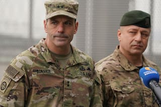 Un importante general del Ejército, último soldado de EE.UU. en salir de Afganistán, deja su cargo