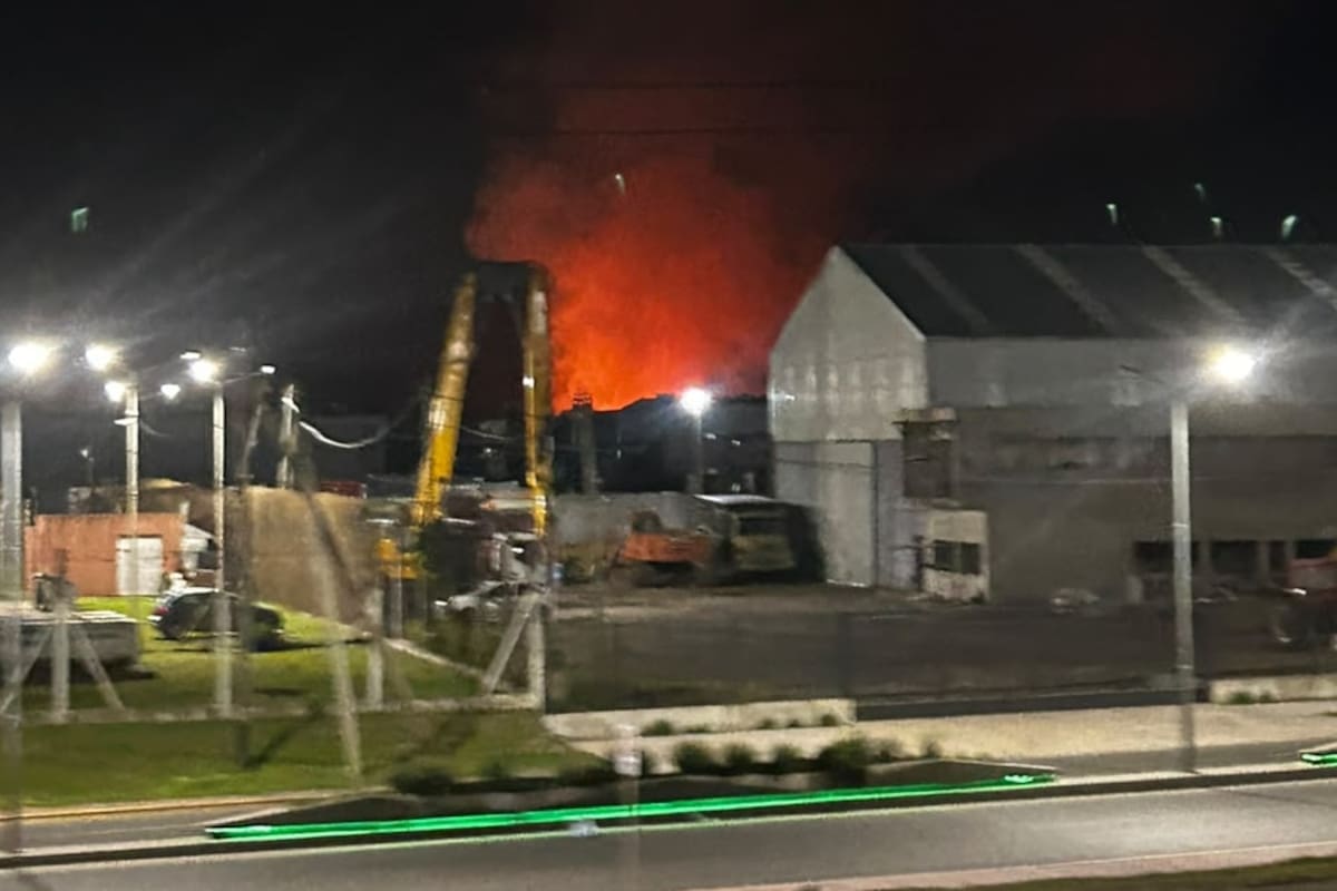 Un incendio afectó a un depósito en Sarandí: “Es de gran magnitud”