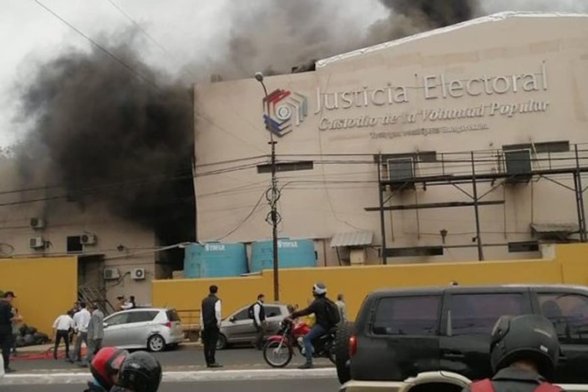 Un incendio afectó las máquinas de votación en la sede electoral de Paraguay.