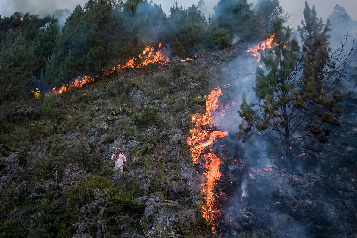 Un incendio arde en las laderas de las montañas que rodean Nemocón, al norte de Bogotá, Colombia