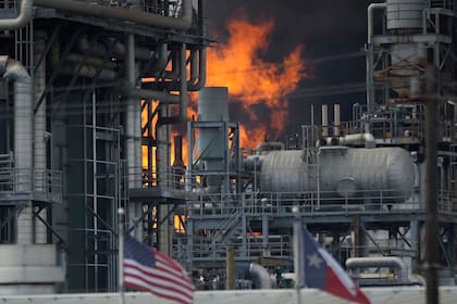 Un incendio arde en una plana química de Shell en Deer Park, Texas, el viernes 5 de mayo de 2023. (Elizabeth Conley/Houston Chronicle vía AP)