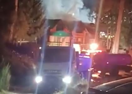 Un incendio destruyó un motel familiar en Villa La Angostura, donde bomberos de todas las seccionales trabajaron para contener las llamas.
