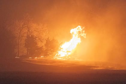 Un incendio forestal arde por la noche del viernes 14 de marzo de 2025, al sur de Langston, Okla. (AP foto/Alonzo Adams)