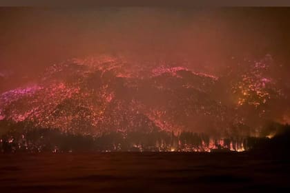 Un incendio forestal de gran magnitud destruyó hasta ahora diez viviendas.