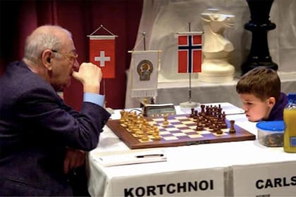 Un increíble duelo generacional: Viktor Korchnoi frente a un joven Magnus Carlsen