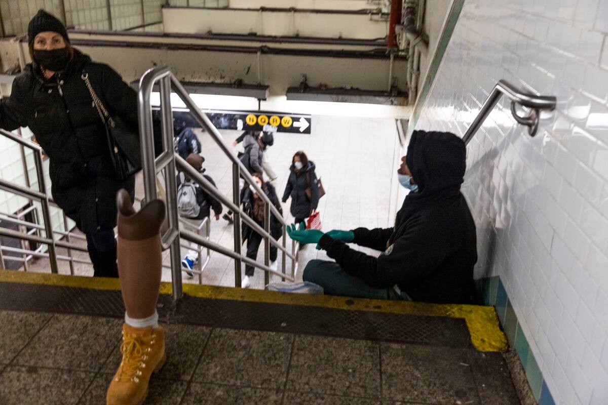 Un indigente pide ayuda en una estación de metro de Nueva York