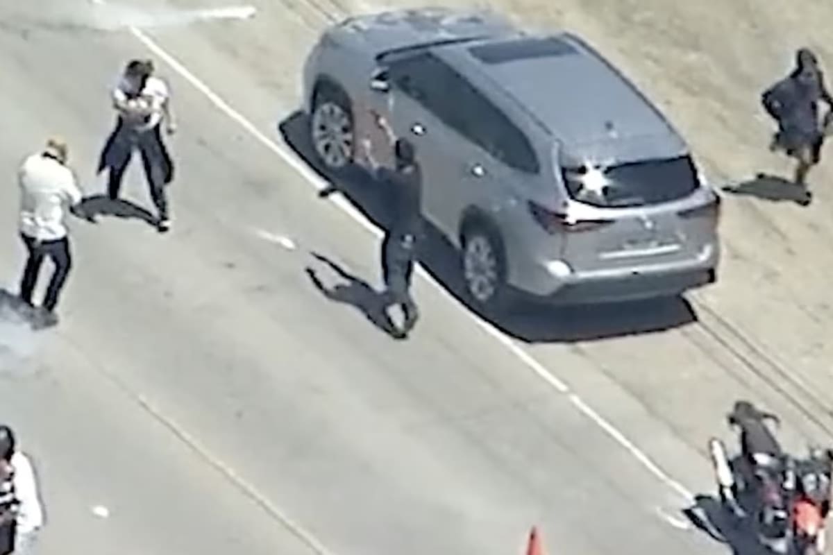 Un individuo fue capturado por imágenes de medios locales en lo que parece con un arma de fuego mientras apunta a agentes del ICE durante una redada en California