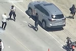 Un individuo fue capturado por imágenes de medios locales en lo que parece con un arma de fuego mientras apunta a agentes del ICE durante una redada en California