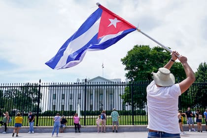 Un individuo hace ondear una bandera de Cuba frente a la Casa Blanca el 13 de julio del 2021 en Washington. (AP/Susan Walsh)
