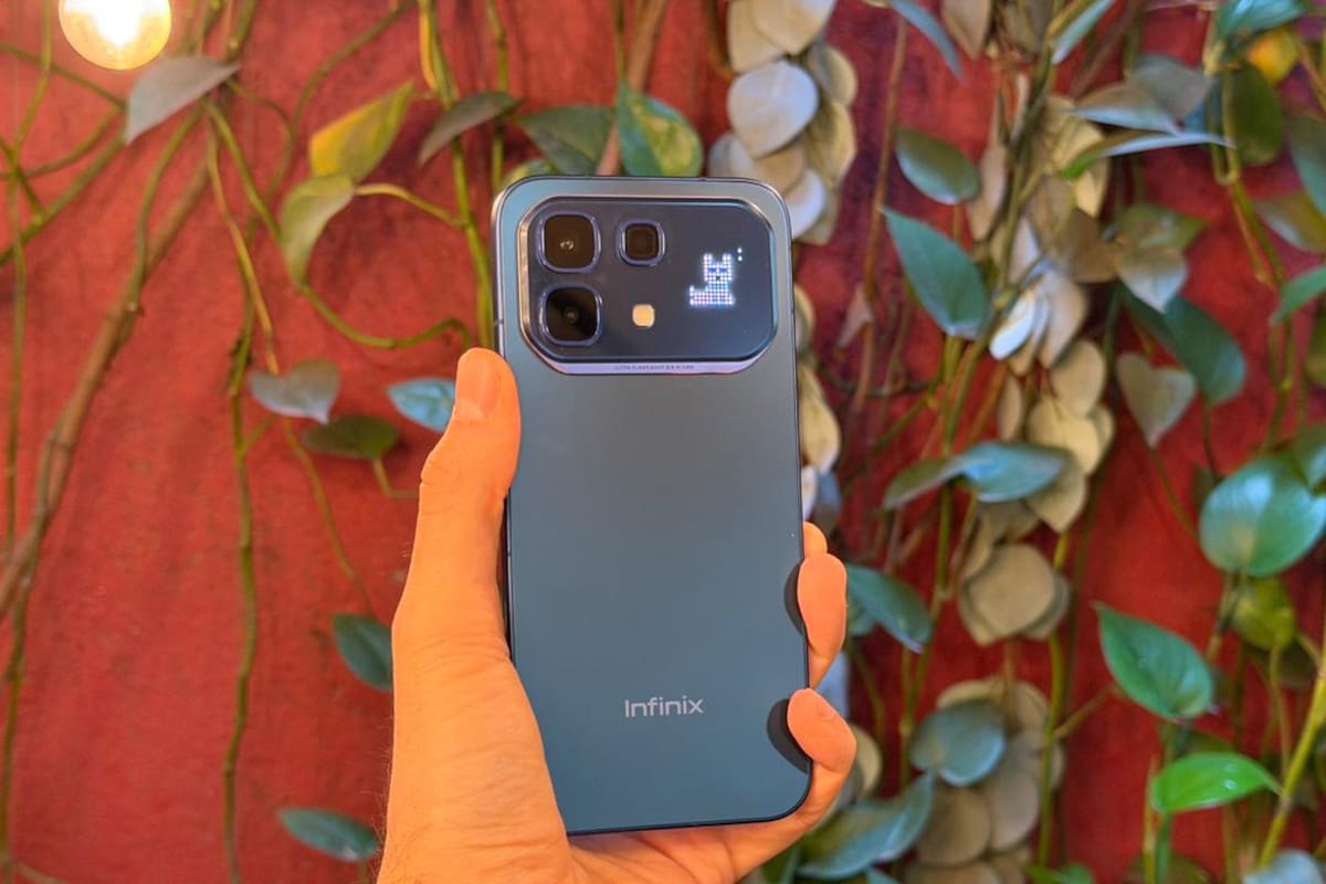 Un Infinix Note 60 Pro 5G; junto al bloque de cámaras está la matriz LED que puede usarse de pantalla de baja resolución