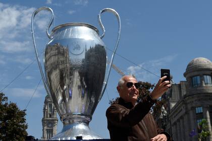 Un inflable que copia "La Orejona", el trofeo más deseado del fútbol europeo de clubes y que este sábado estará en juego en Portugal entre Manchester City y Chelsea, durante la final de la Champions League.