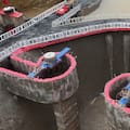 Utilizó el agua de un arroyo lindero a su domicilio y construyó una impactante central hidroeléctrica