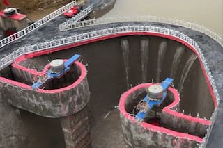 Utilizó el agua de un arroyo lindero a su domicilio y construyó una impactante central hidroeléctrica