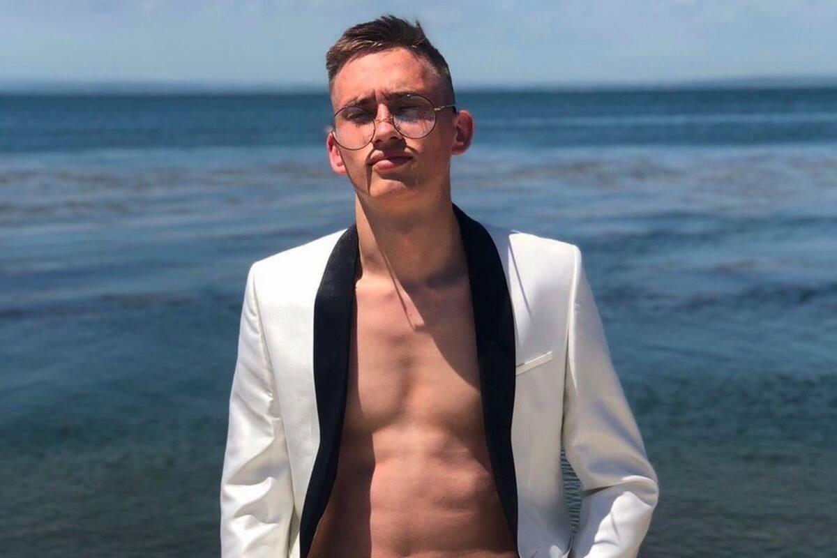 Un influencer ruso se convirtió en un anuncio ambulante al tatuarse varias marcas en su cuellos