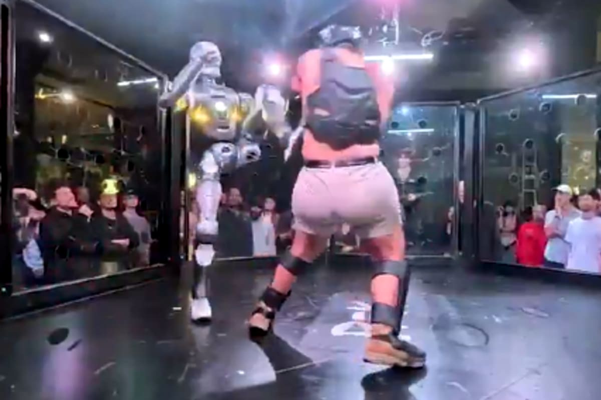 Un influencer se enfrentó a un robot similar a “Terminator” en un octógono de MMA y la pelea se viralizó