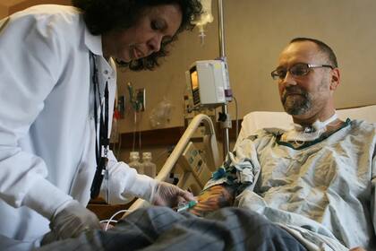 Un informe de KFF reveló que uno de cada seis empleados en hospitales nació en el extranjero, cifra que aumenta en funciones médicas y de mantenimiento