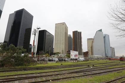 Un informe detalla que se vendió el equivalente a 10 canchas de fútbol, pero que se construirá una superficie de 107campos de juego