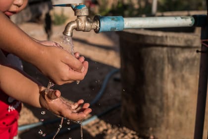 Un informe expone que el 80% de los barrios populares no tiene acceso a agua segura o potable