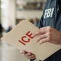 Un informe revela que el FBI dejaría de lado investigaciones que involucren al ICE