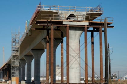 Un informe reciente de la autoridad propuso dos alternativas de expansión futura: extender la línea hacia Gilroy en 2038 con un costo estimado de US$54.400 millones, o ampliar simultáneamente hacia Gilroy y Palmdale