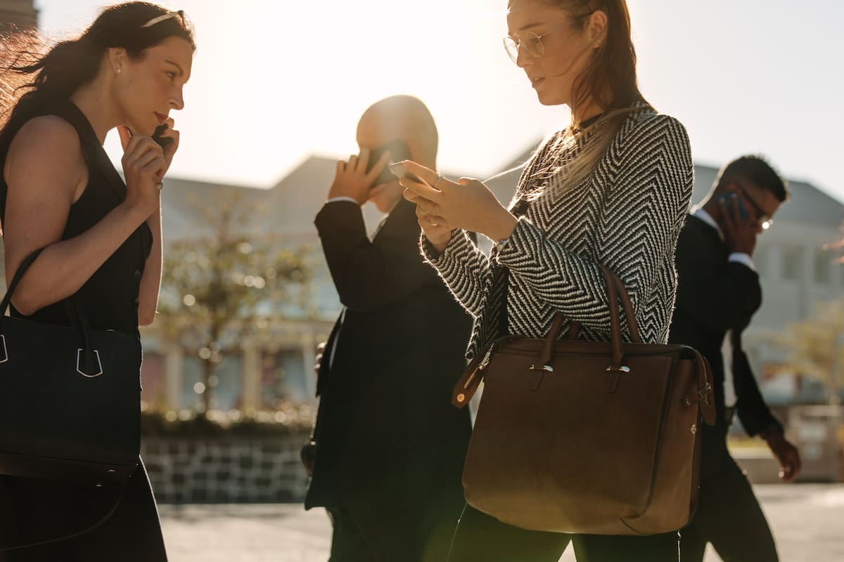 Un informe reciente encontró que los adultos en Estados Unidos revisan sus celulares 344 veces al día en promedio, una vez cada cuatro minutos