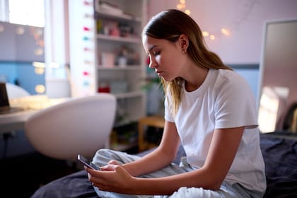 Un informe reveló el porcentaje de adolescentes que usan la inteligencia artificial como confidente