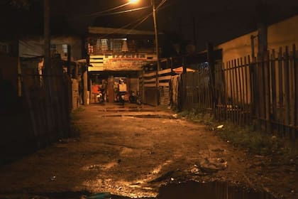 Un informe televisivo denunció la obstrucción de esta calle, ubicada a metros de la Municipalidad de Quilmes; según el vecino, tomó esta decisión por razones de inseguridad.