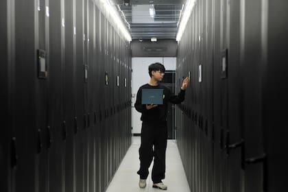 Un ingeniero en sistemas inspeccionando un data center en China, en febrero de 2025