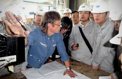Un ingeniero nuclear europeo –su profesión es una de las más buscadas– capacita a un grupo de operarios chinos
