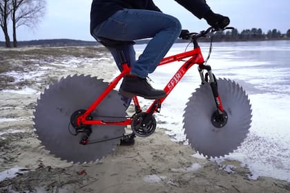 Un ingeniero reemplazó las ruedas de su bicicleta con discos de acero gigantes con cuchillas afiladas en los bordes, similares a las que se usan en los aserraderos para cortar grandes trozos de madera