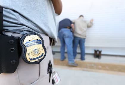 Un inmigrante con estatus legal puede ser detenido, y posteriormente deportado, si es declarado culpable de algún delito grave