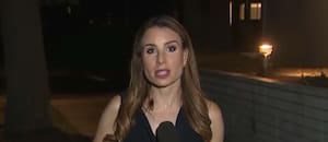El desconcertante momento en que una enorme cucaracha se posó sobre una periodista durante una transmisión en vivo