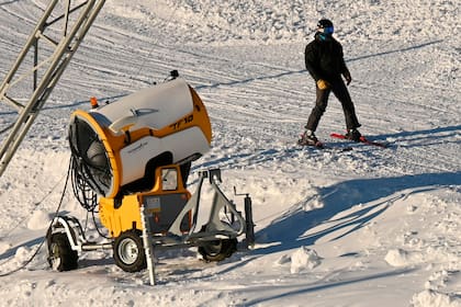Un inspector de seguridad esquiando por una pendiente en el Centro Nacional de Esquí Alpino, sede de los Juegos Olímpicos de Invierno de 2022, en Yanqing