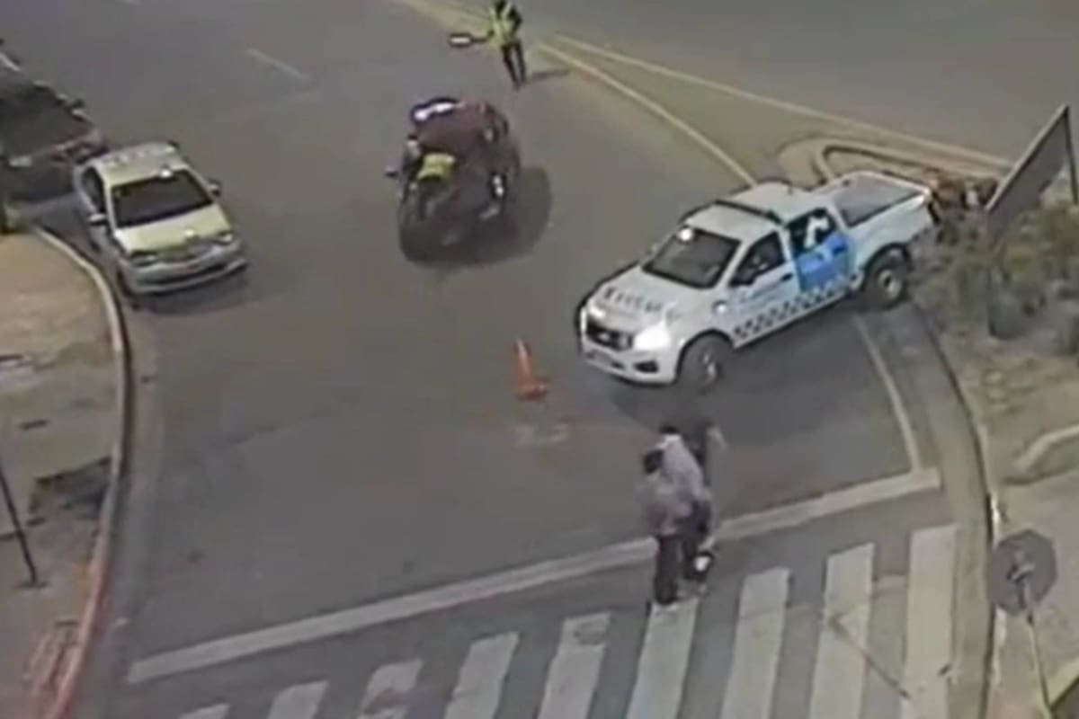 Un inspector de tránsito de Córdoba fue llevado en el capot de un auto por cinco cuadras.